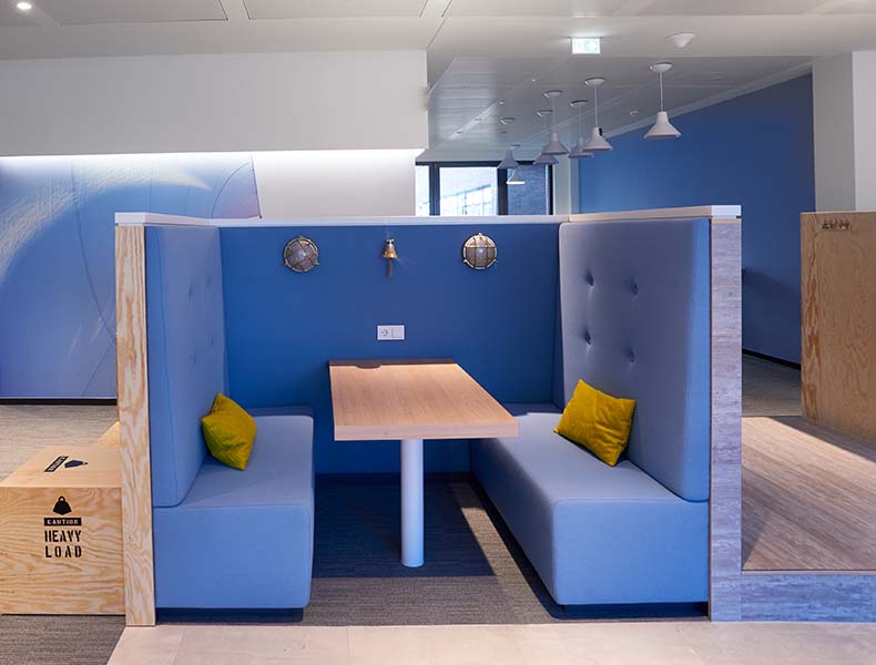 philips-mitarbeiter-meeting-workplace_rosink_objekteinrichtungen_lounge