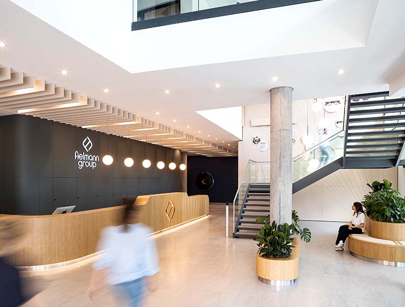 fielmann_sitzbank_empfang_pflanzkästen_raumtrenner_objekteinrichtungen_rosink_nordhorn01