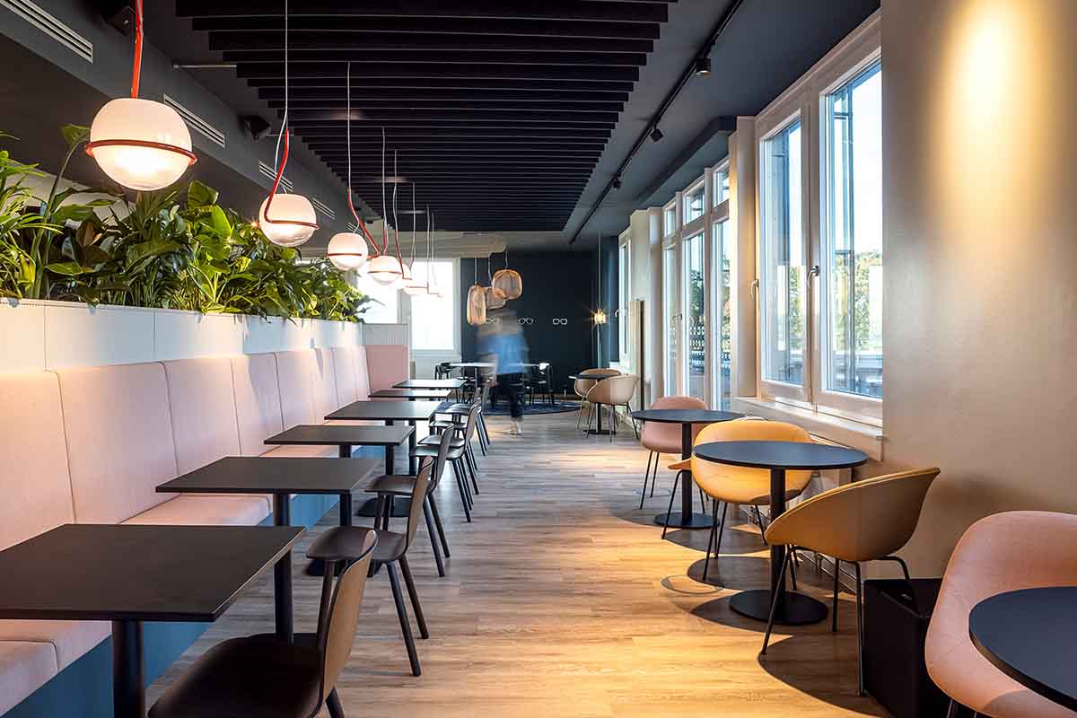 fielmann_sitzbank_kantine_cafeteria_raumtrenner_pflanzkasten_objekteinrichtungen_rosink_nordhorn02