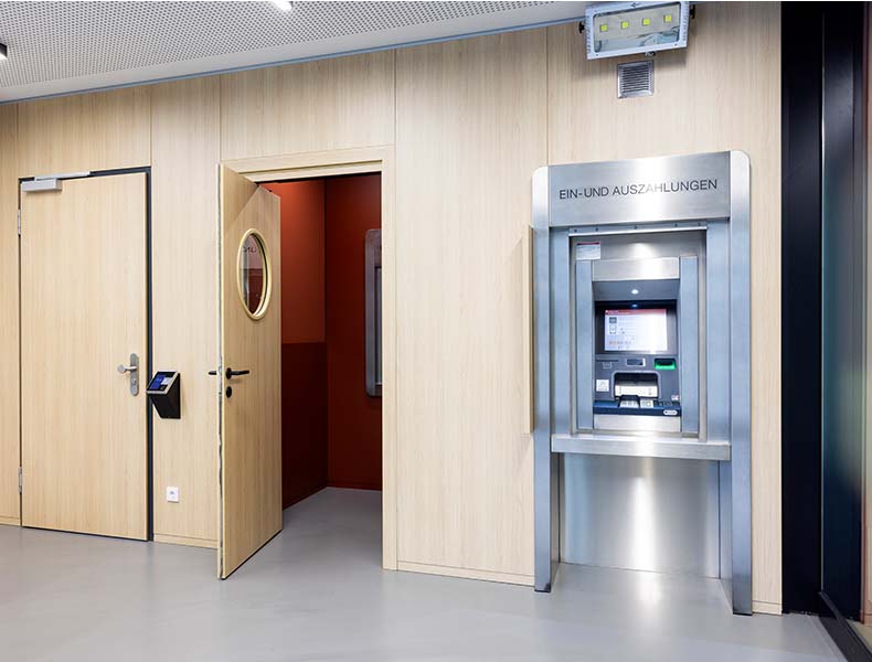 wandverkleidung_sb bereich_geldautomautenwand_tür_sparkasse burbach_rosink_objekteinrichtungen_nordhorn01